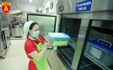Cận cảnh bữa ăn bán trú của học sinh trong ngày đầu đi học